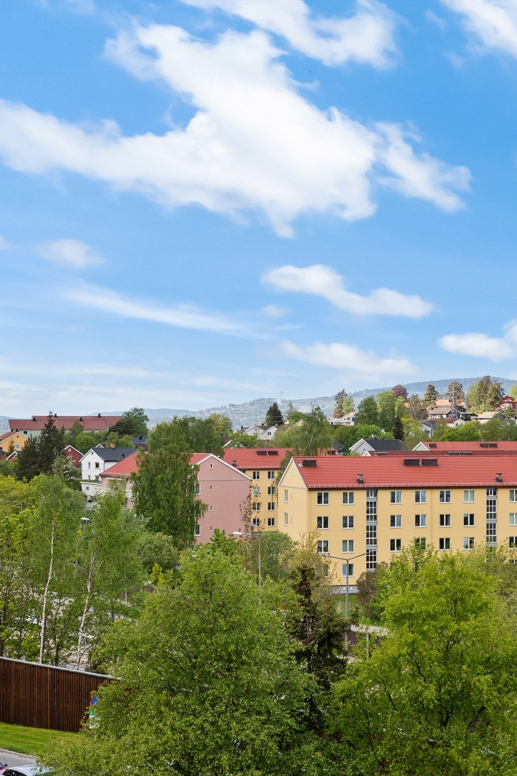 Leiligheten ligger høyt og fritt til i bygget. Galleribilde