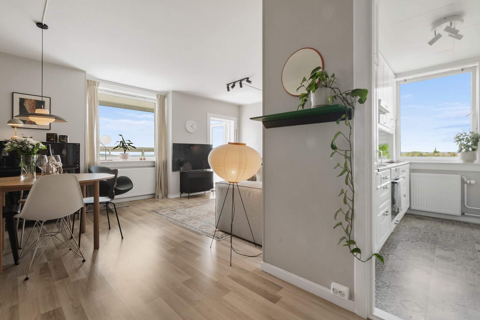 Stuen har en åpen forbindelse mot kjøkkenet, noe som skaper en sosial og luftig sone. Galleribilde
