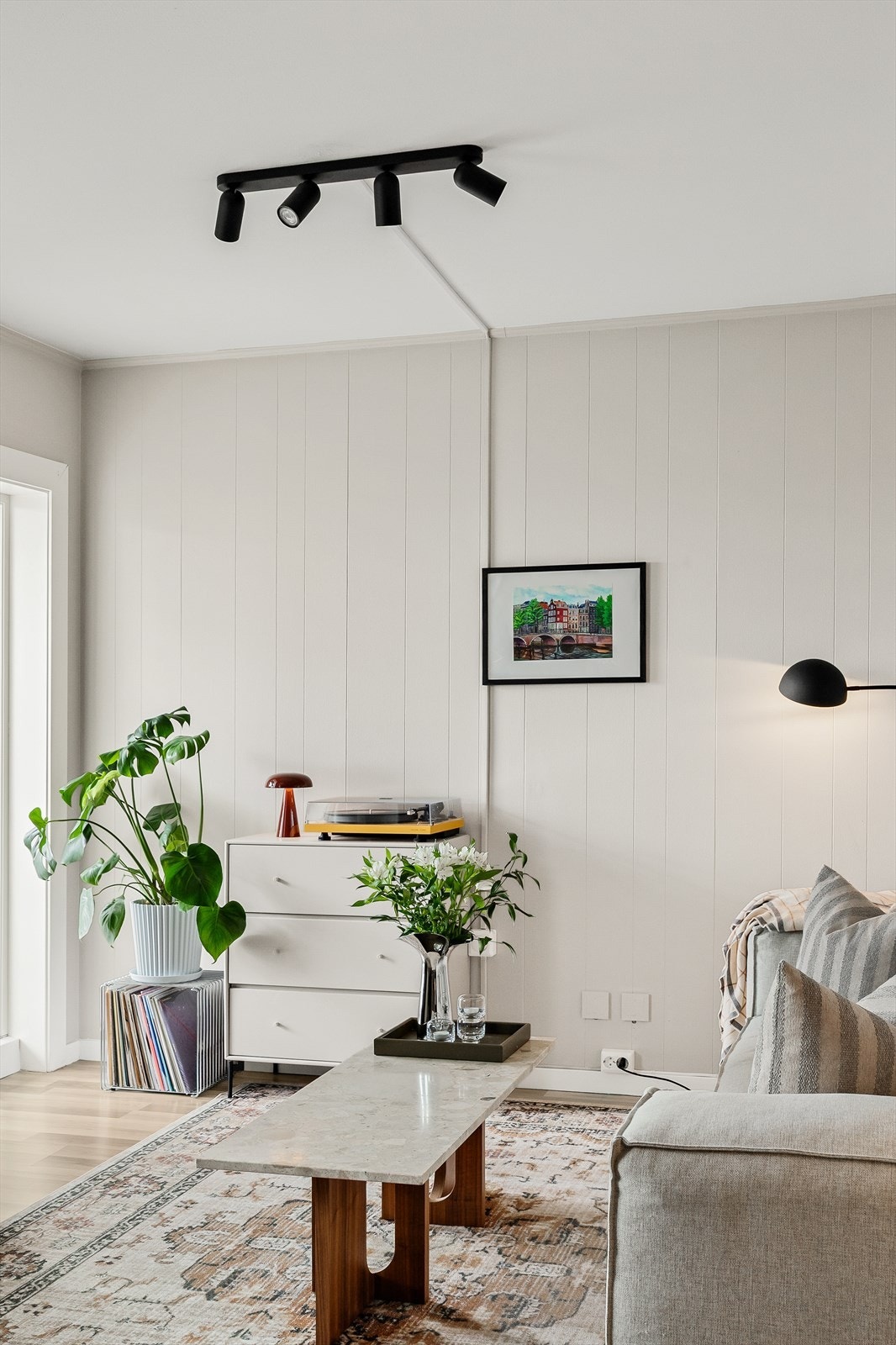 Spotlightskinner i taket gir god og justerbar belysning i stuen. Galleribilde