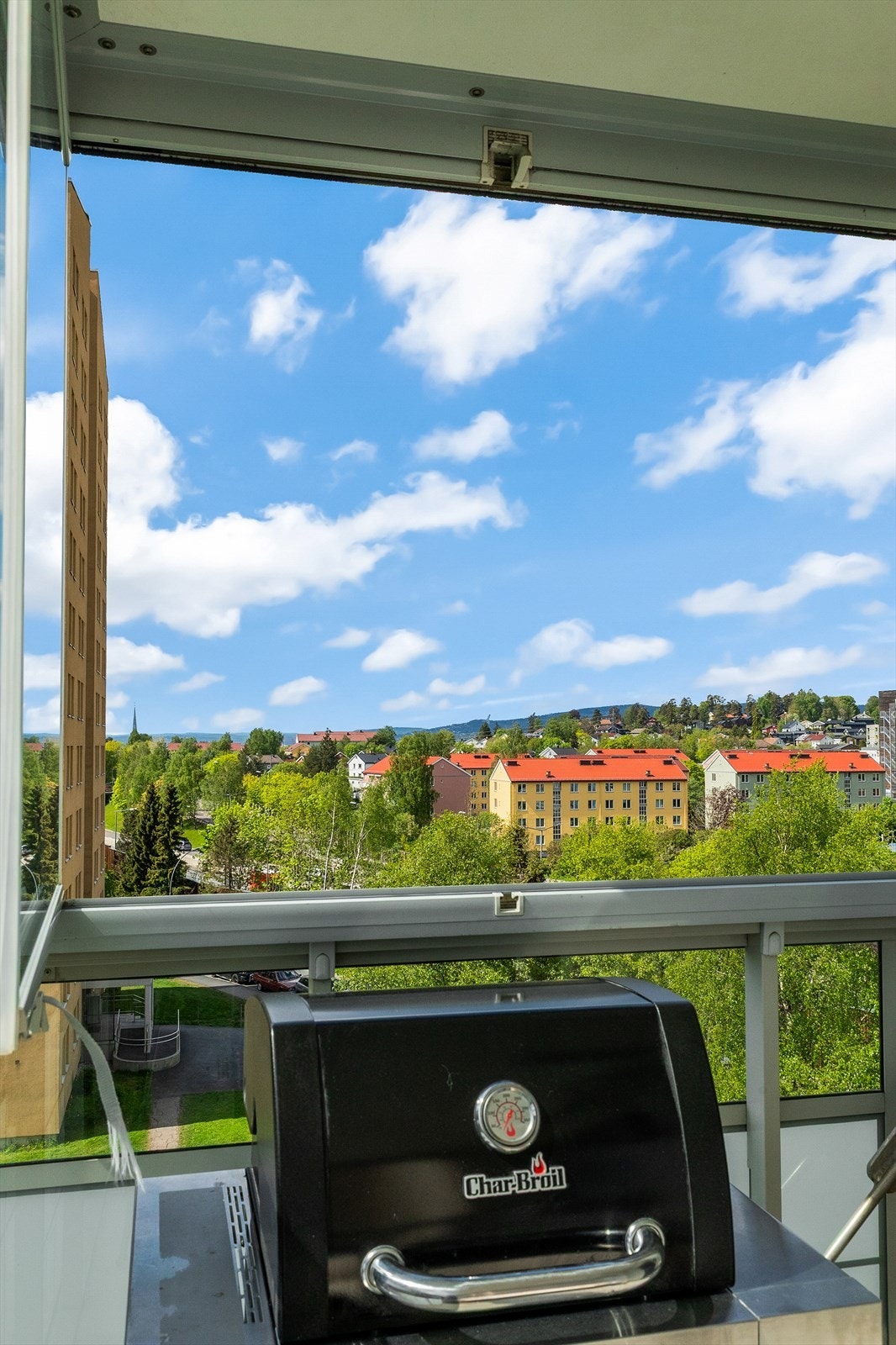 Fra balkongen er det utsikt over frodige og grønne omgivelser. Galleribilde