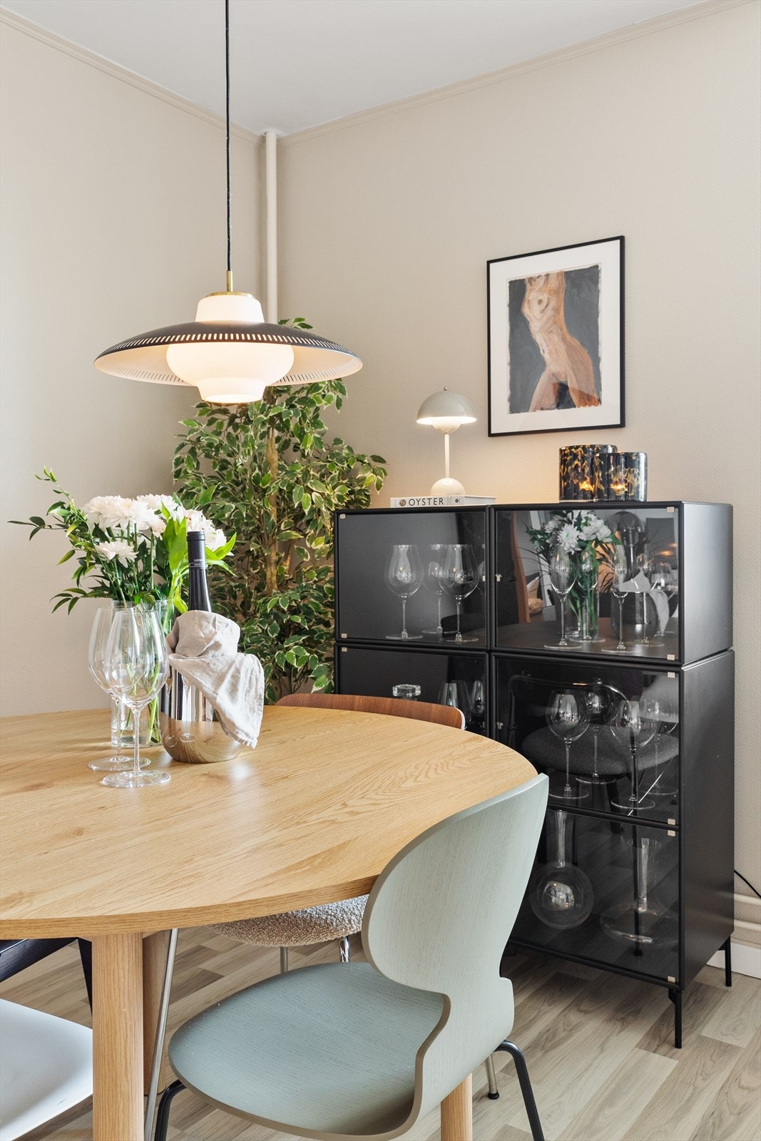 Gjennomgående materialvalg og lyse overflater preger leiligheten. Galleribilde