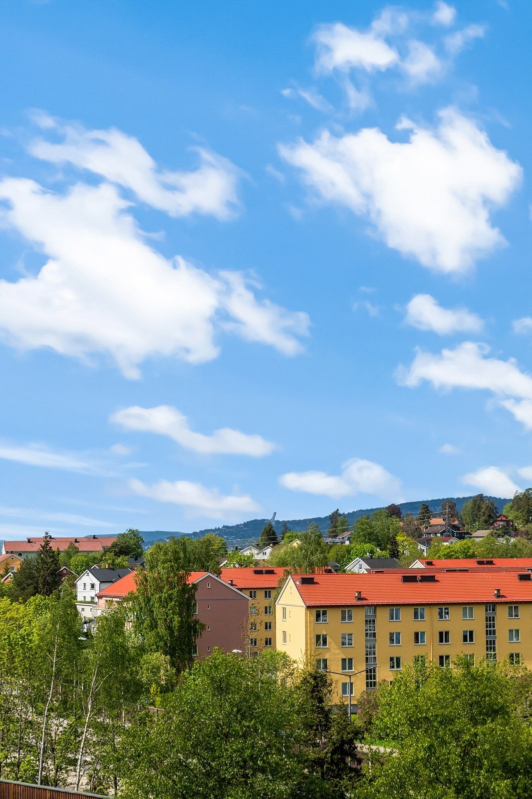 Området er preget av en blanding av etablert blokkbebyggelse og grøntarealer. Galleribilde