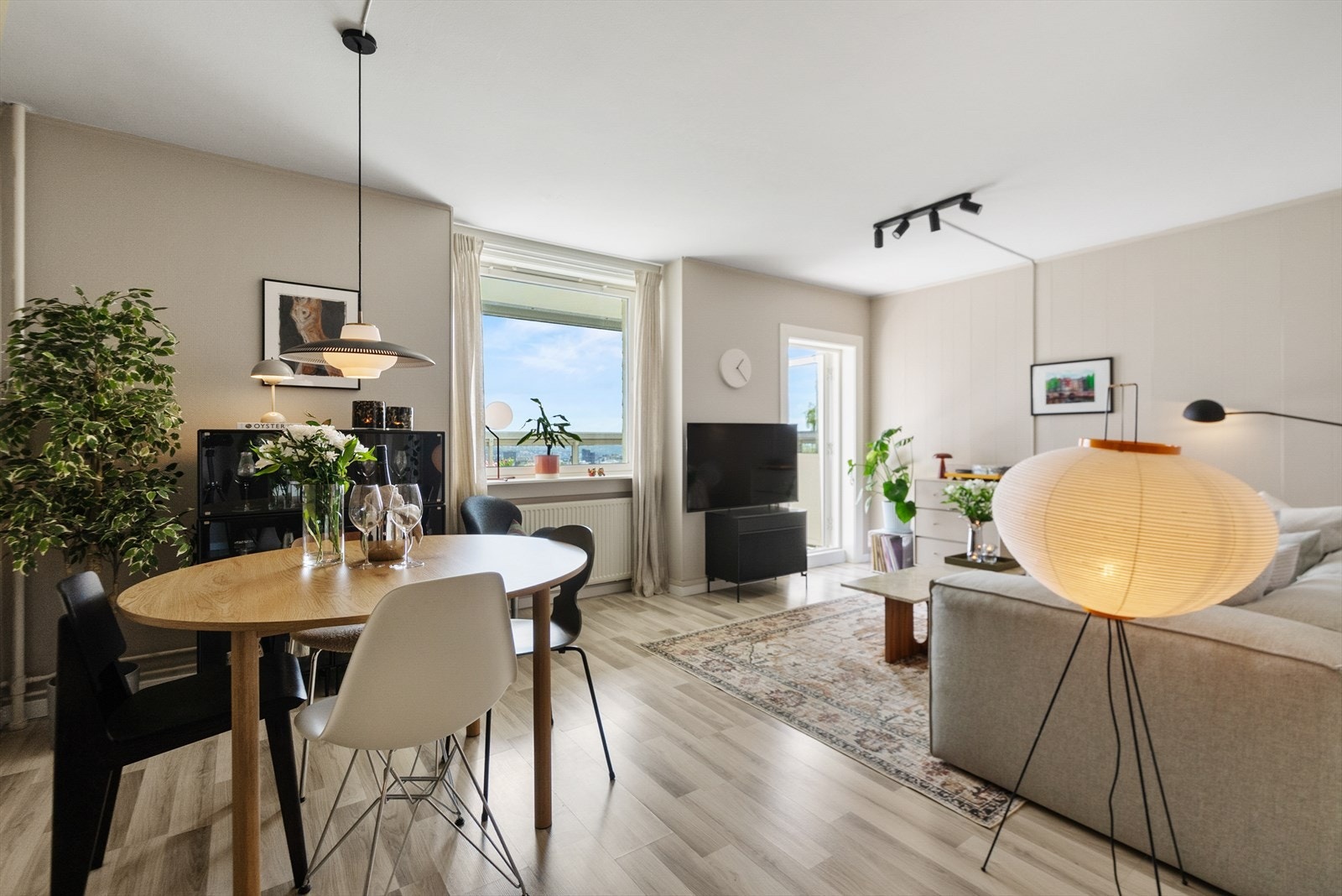 Romslig stue med plass til spisegruppe, sofa og tv benk. Galleribilde