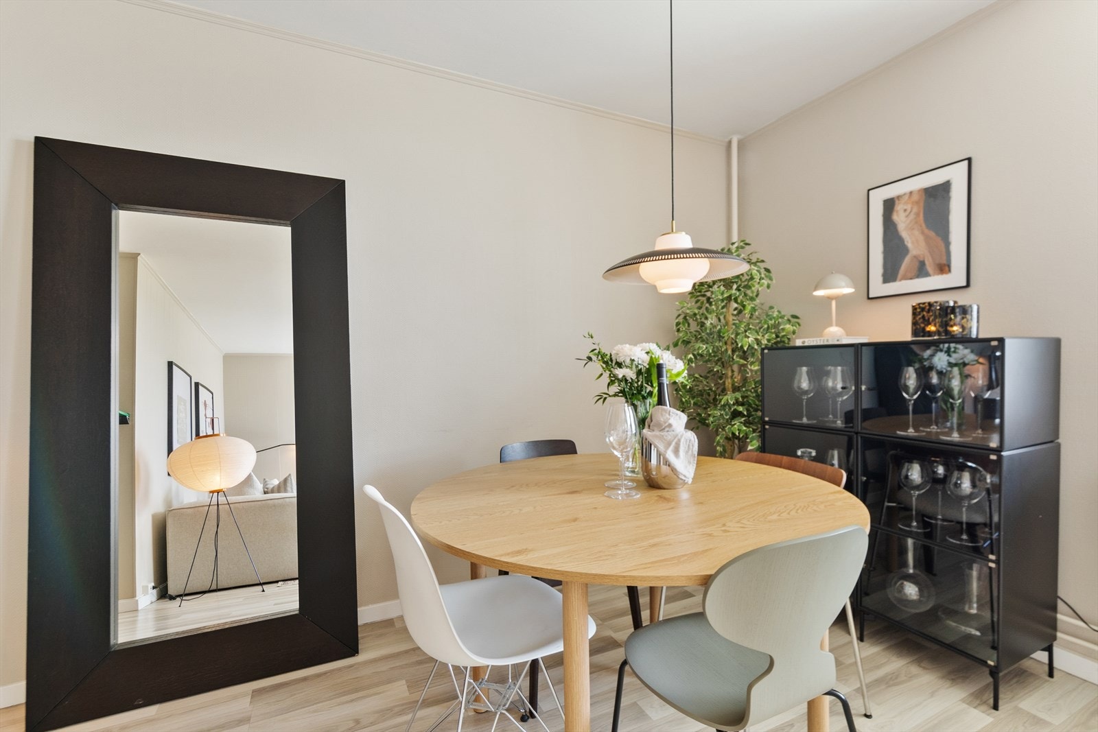Det er en naturlig plass for spisebordet i tilknytning til både stue og kjøkken. Galleribilde