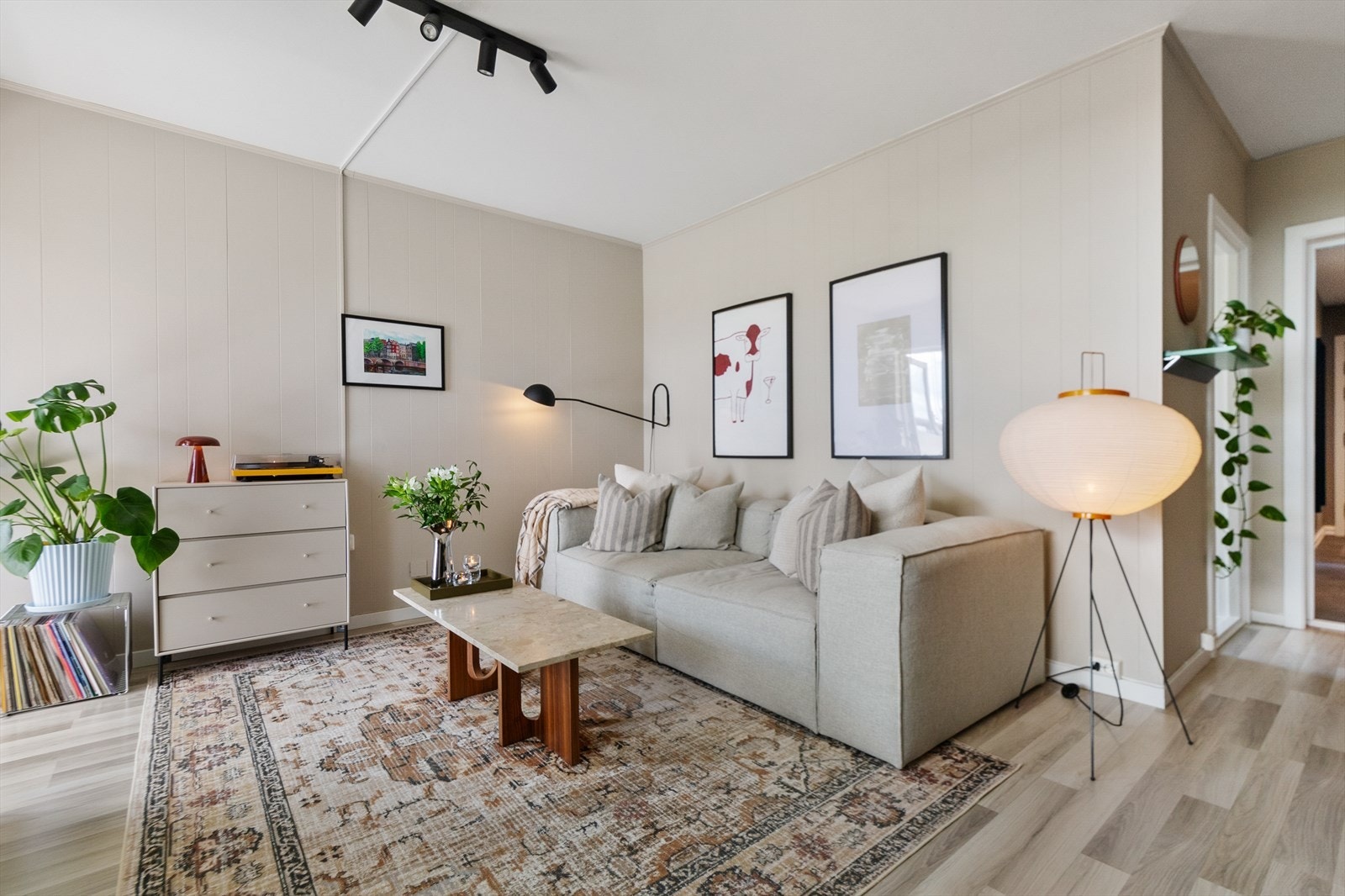 Stuen er enkel å møblere og har god plass til en romslig sofagruppe. Galleribilde