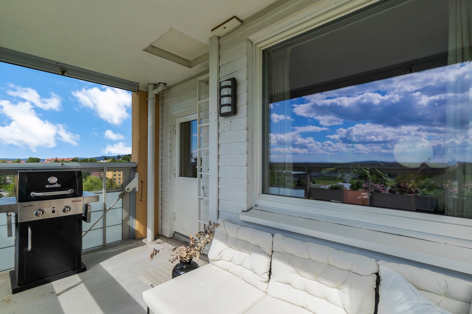 Balkongen har god plass til både en hyggelig sittegruppe og grill. Galleribilde