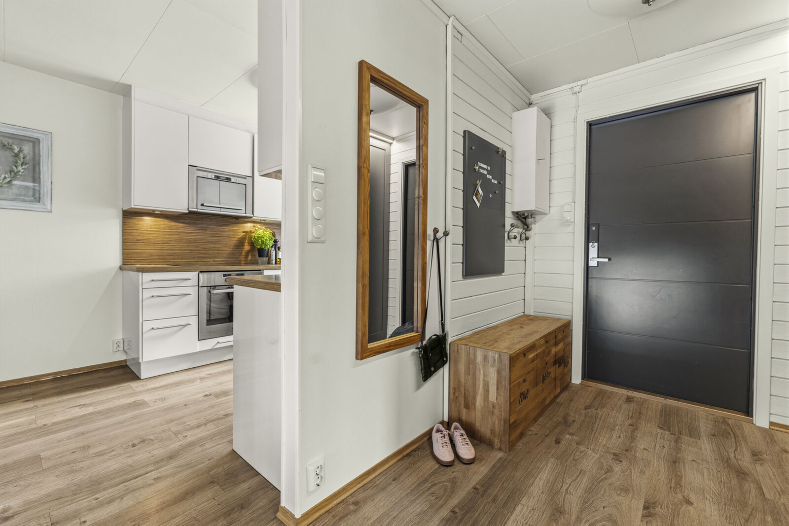 På samme plan som gangen (plan 4) er også kjøkkenet, samt et rom som kan benyttes som en stue, eventuelt et soverom. Galleribilde