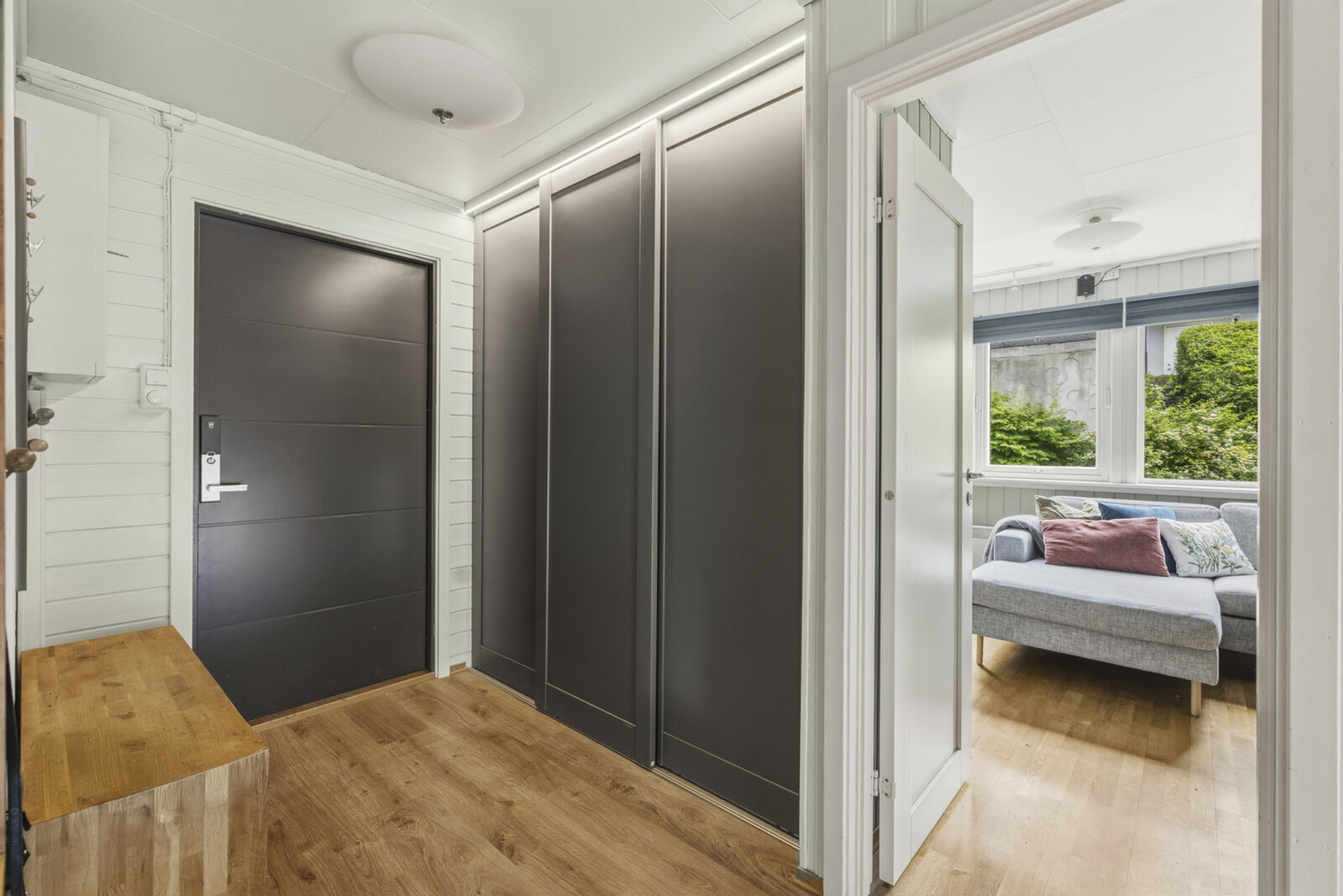 Velkommen inn. Gangen har en praktisk skyvedørsgarderobe for oppbevaring. Galleribilde