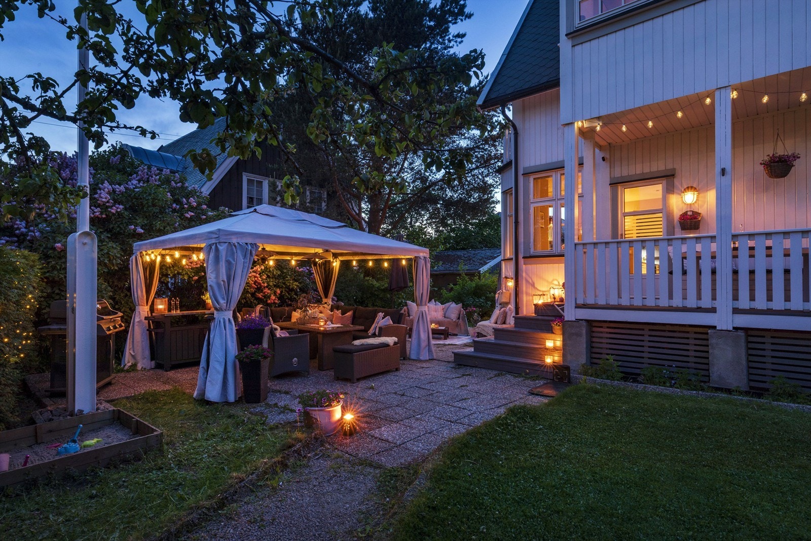 Eiendommen er en sjarmerende villa med en seksjon i 1. etasje + kjeller og en seksjon i 2. etasje + loft. Et nydelig hjem med sjel. Galleribilde