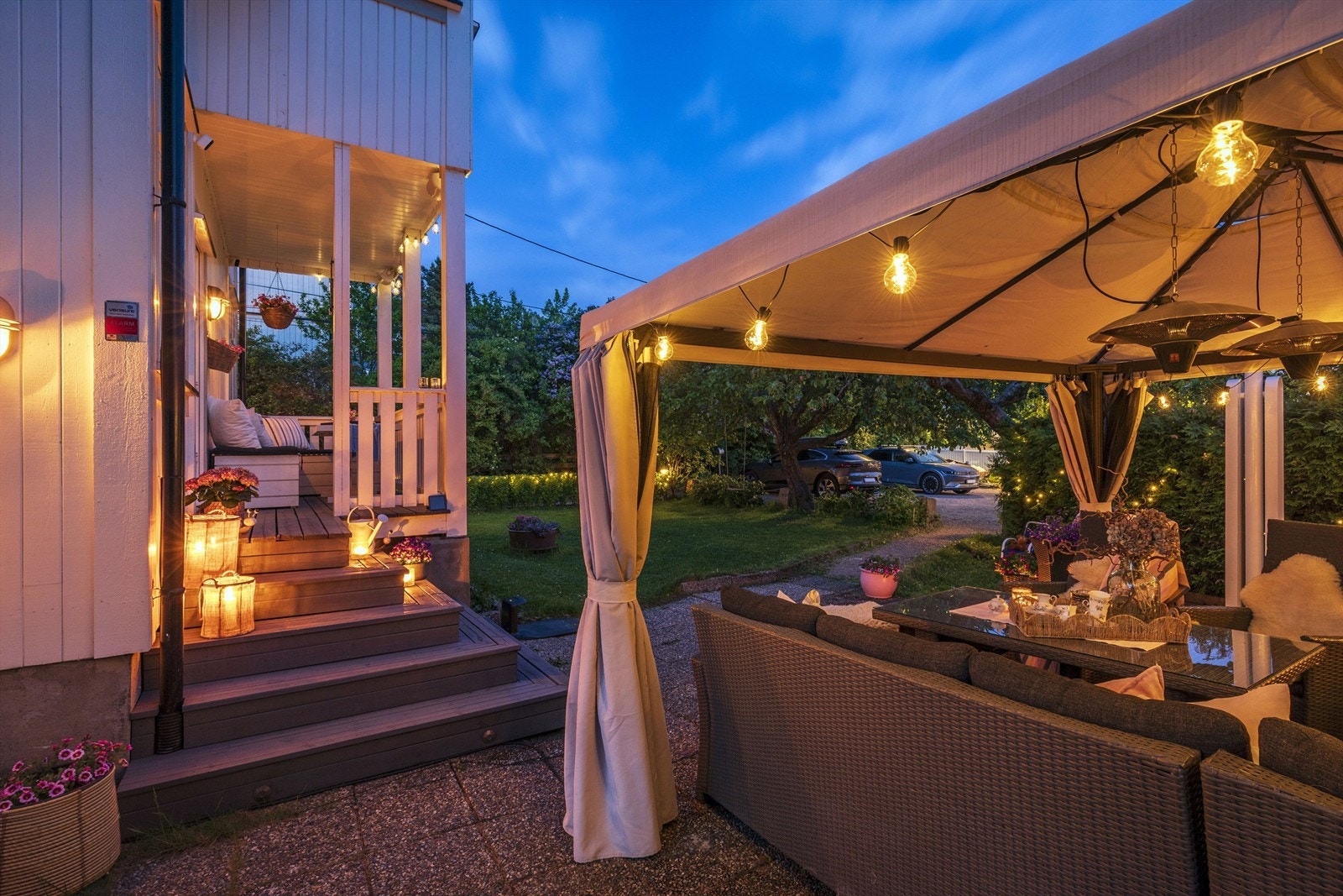 Eiendommen har flere fine utesoner. Her vises delen med pergola hvor det er god plass til både spisebord og sittegruppe Galleribilde