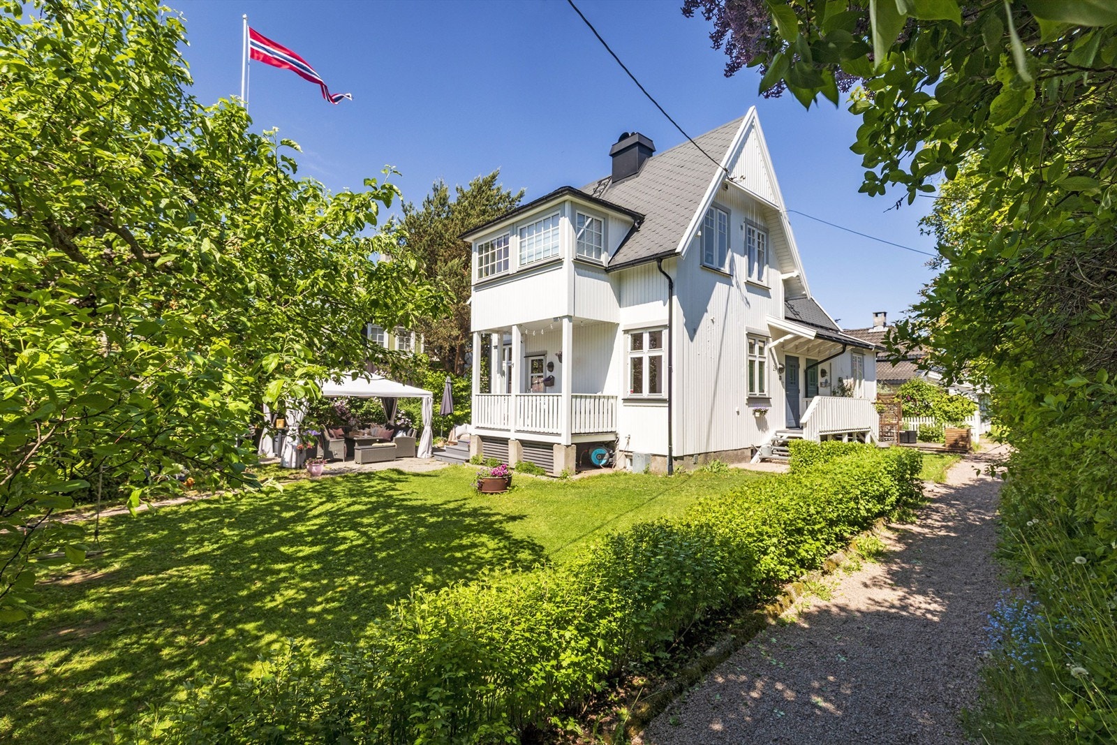 Innbydende og velholdt bolig fra 1916 med vakker og skjermet hage Galleribilde