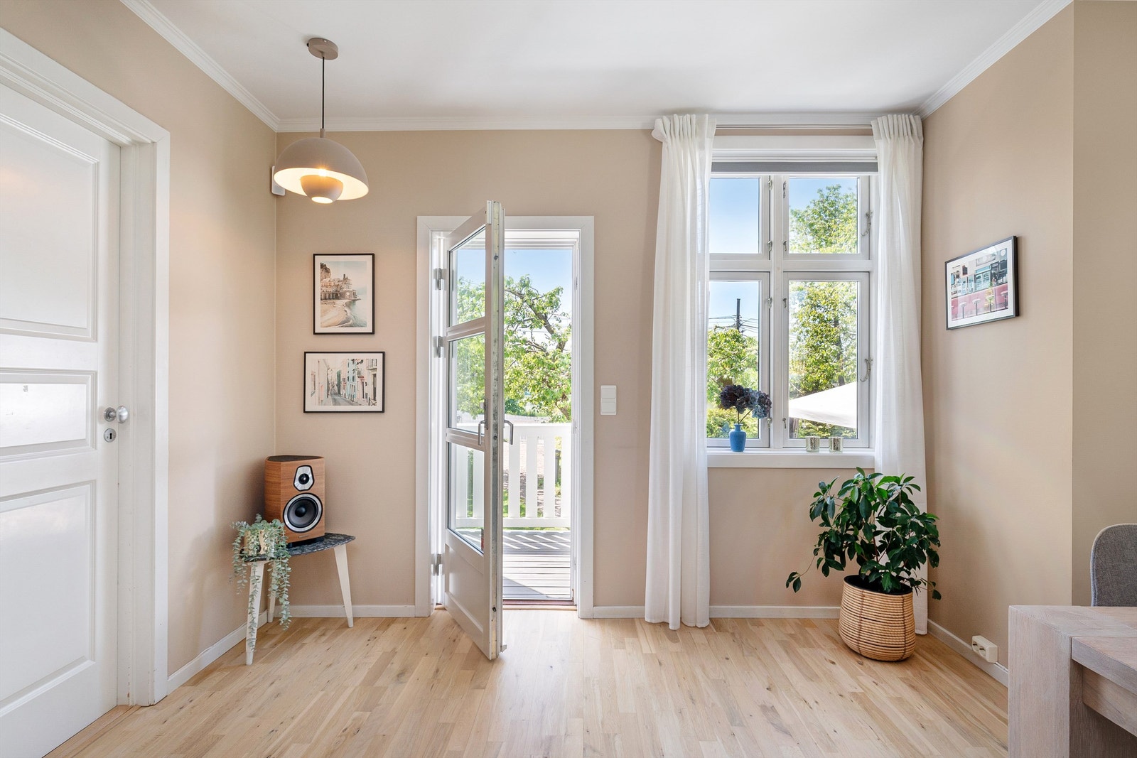 Dør ut til hagen/verandaen, perfekt for utnyttelse av uteområdet Galleribilde