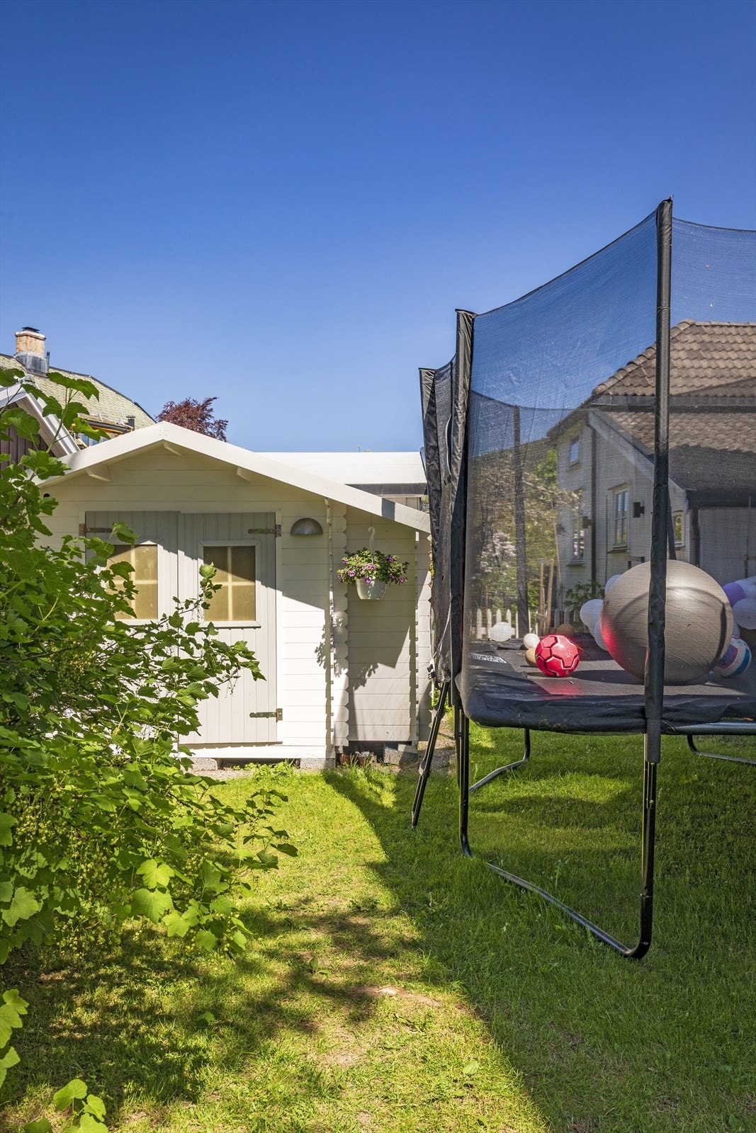 På seksjonens del av hagen er det plass til trampoline og det er oppført en utebod. Utebod er ikke byggemeldt, se pkt. ferdigattest Galleribilde
