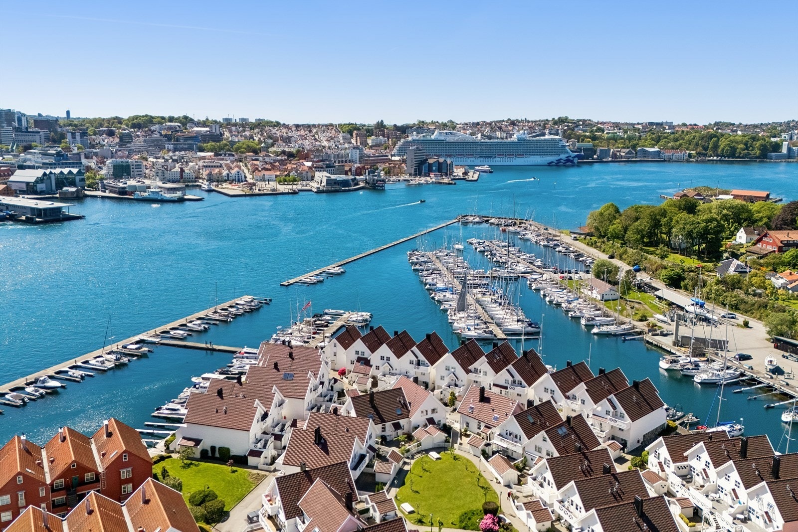 En leilighet med svært høy kvalitet, 2 parkeringsplasser, båtplass og en svært attraktiv beliggenhet er verdt å få med seg Galleribilde