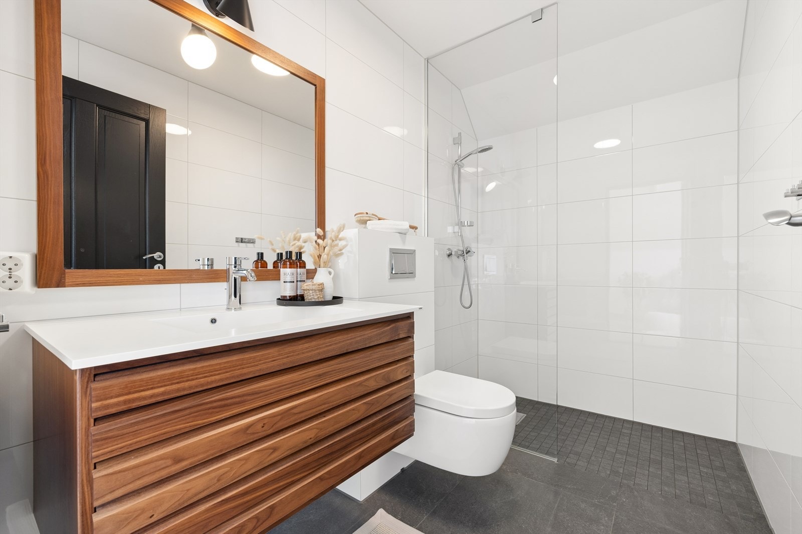 Leilighetens andre bad ligger også i øverste etasje, i samme stil som hovedbadet Galleribilde