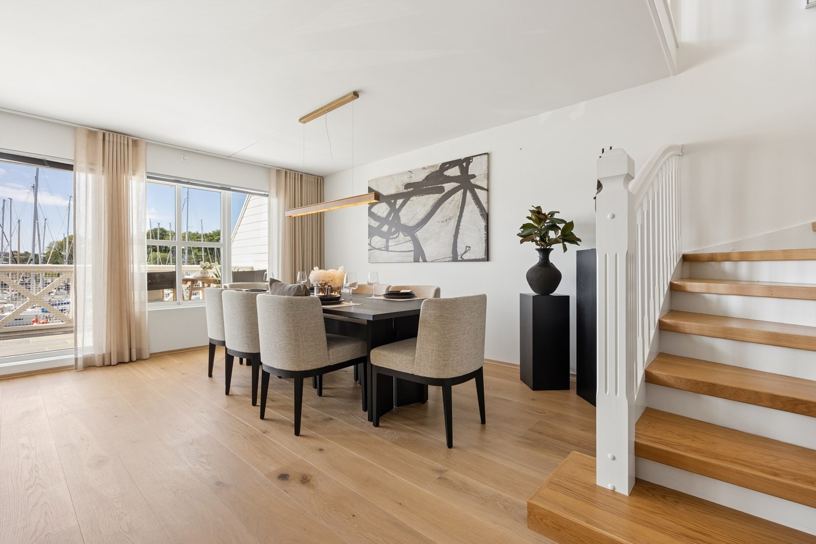 Gode møbleringsmuligheter, her med plass til stort spisebord Galleribilde