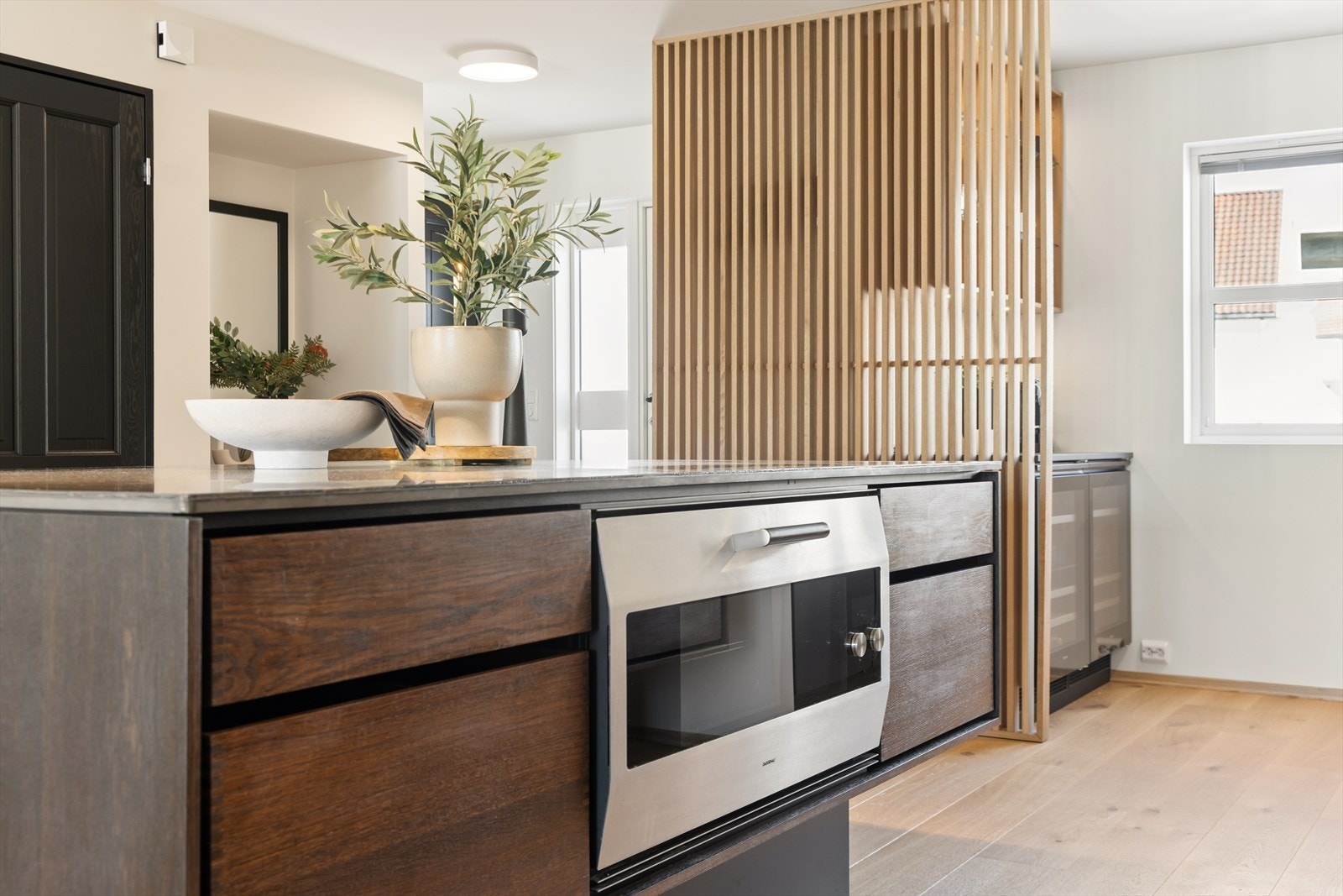 Kjøkkenet har integrerte hvitevarer av høy standard, bla. fra Gaggenau Galleribilde