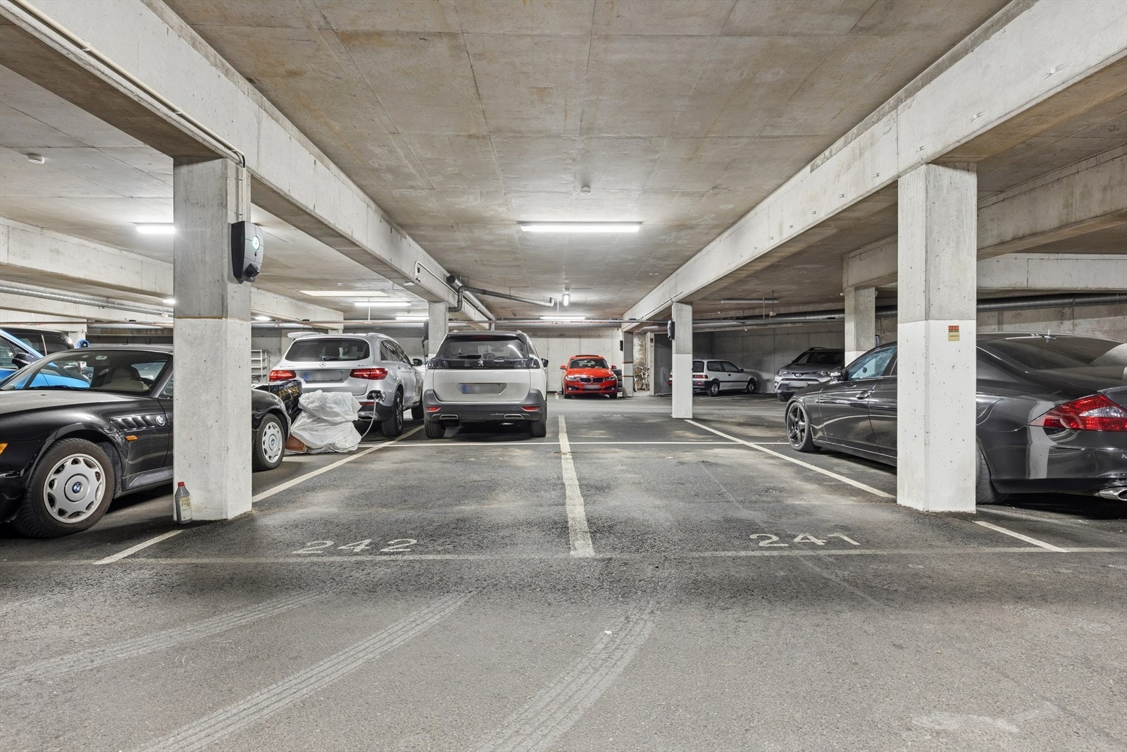 Med leiligheten medfølger to parkeringsplasser rett ved siden av hverandre. Den ene utstyrt med elbil-lader Galleribilde