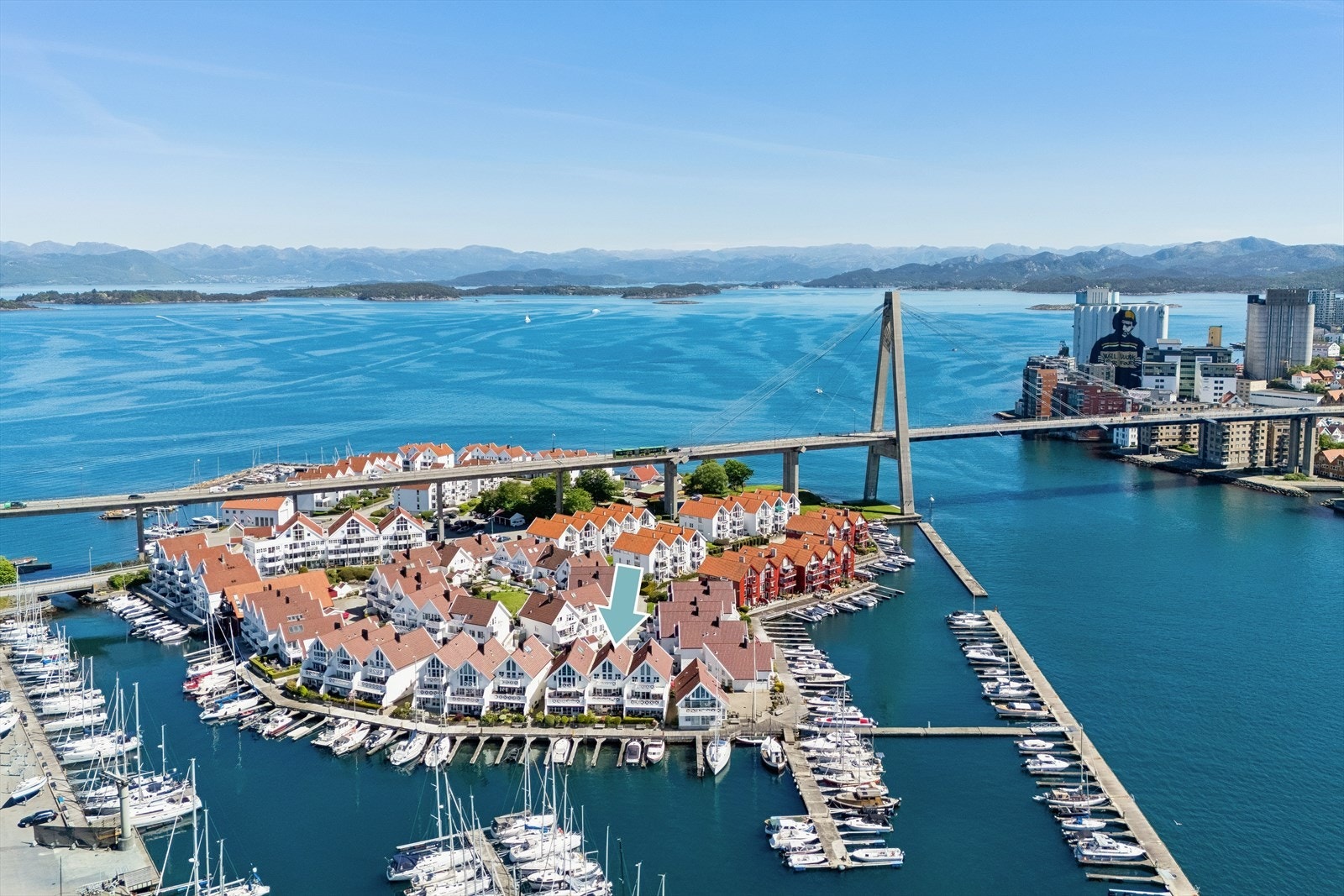 Fra Grasholmen er det kort vei over broa og inn til sentrum Galleribilde