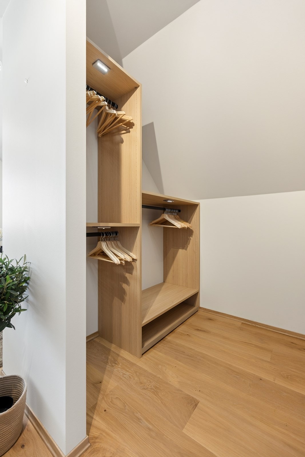 Innredningen i walk-in-closet ble oppgradert i 2025 Galleribilde