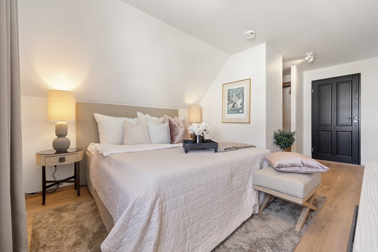 I forbindelse med hovedsoverommet har man et walk-in-closet og et privat bad Galleribilde