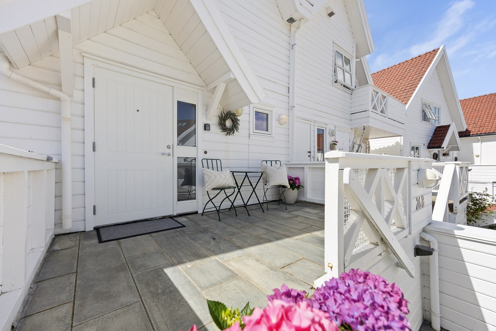 Kjekk veranda like utenfor inngangsdøren, østvendt med gode solforhold morgen og dag Galleribilde