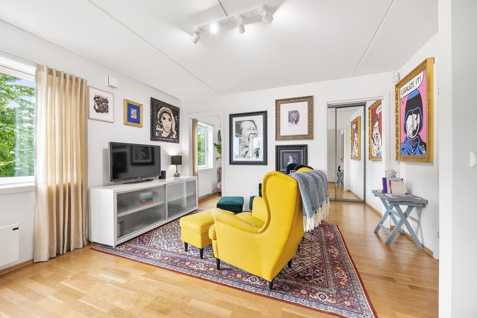 Leiligheten har gjennomgående lun parkett på gulvene. Galleribilde