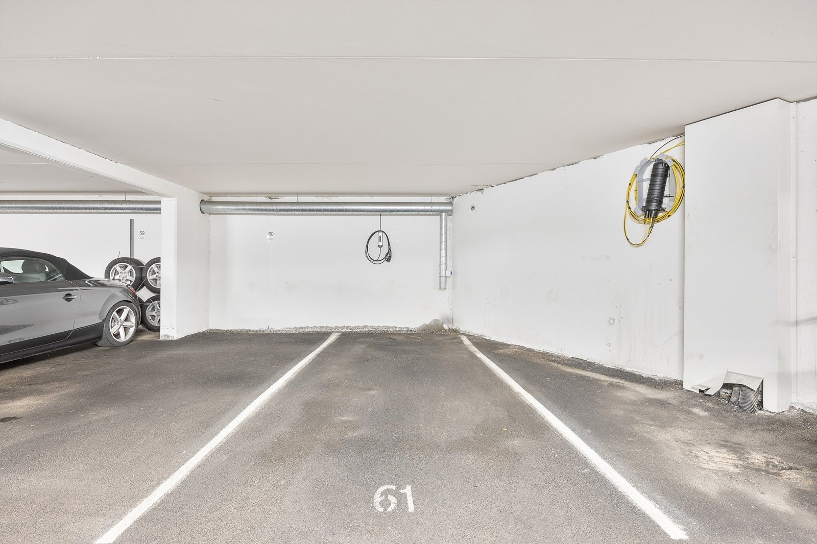 Med leiligheten følger fast garasjeplass nr. 61 i felles garasjeanlegg. Dette er endeparkering med montert elbillader. Galleribilde