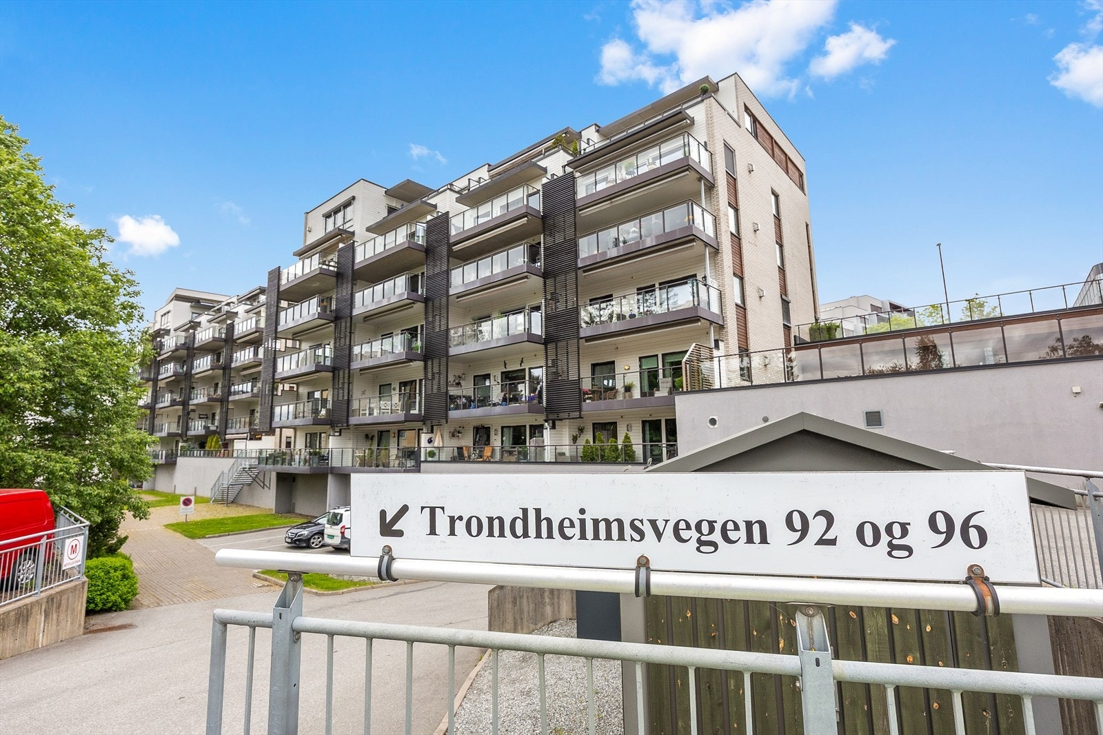 Leiligheten ligger meget sentralt til i Jessheim, og har kort vei til bl.a. Storgata, togstasjon og populære Nordbytjernet. Galleribilde
