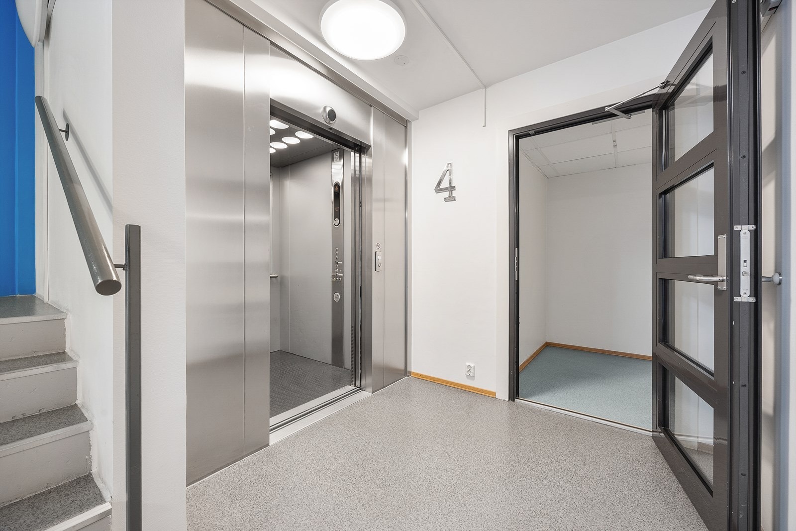 Bygget har heis, som gir trinnfri adkomst fra inngangspartiet til leilighetens etasje. Galleribilde
