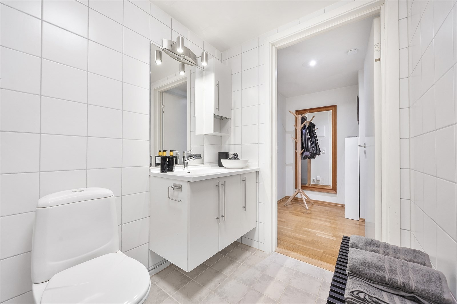 Badet er utstyrt med servantinnredning, dusjhjørne og toalett. Det er opplegg for vaskemaskin. Galleribilde