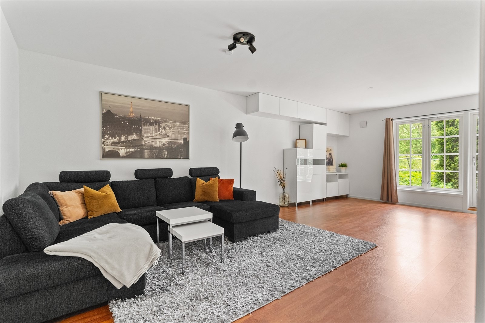 Kjellerstuen er av fin størrelse, med plass til sofa, tv-møbel og øvrig innredning. Galleribilde