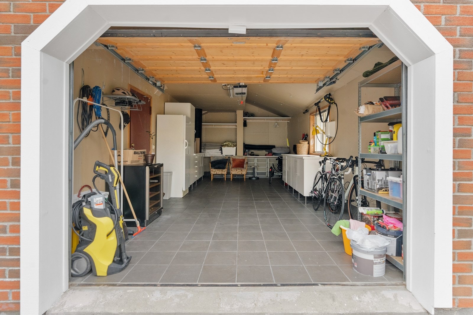 Det medfølger garasje, med dør rett inn til boligens entré. Galleribilde
