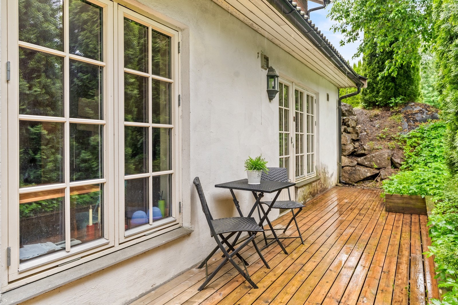 Sokkelleiligheten har egen inngang via utvendig adkomstterrasse på 19,8 m². Galleribilde