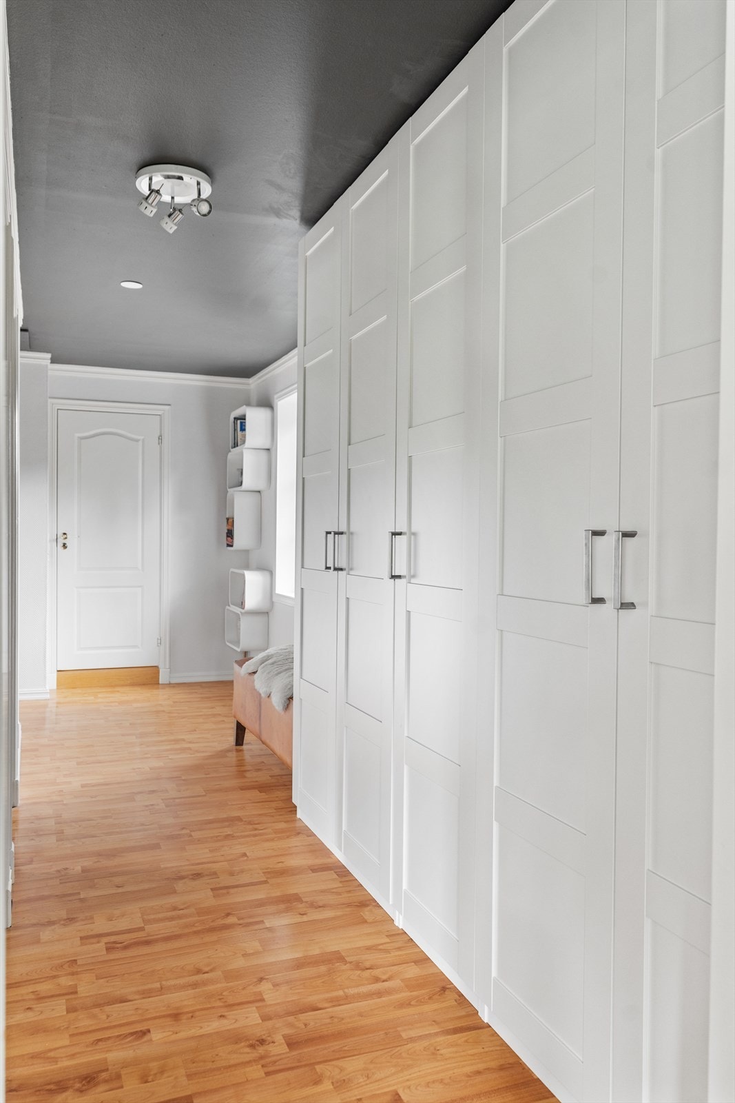 Her er det etablert stort garderobeskap med mye lagringsplass. Fra gangen er det inngang til et bad, samt tre gode soverom. Galleribilde