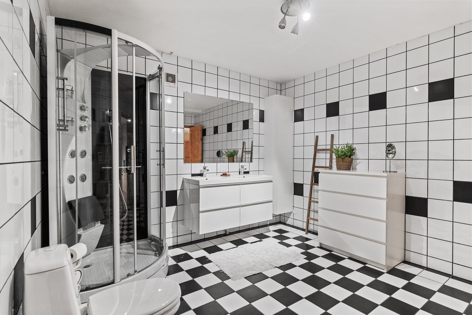 Etasjens har et flislagt baderom fra byggeårene. Også dette badet har gulvvarme. Galleribilde