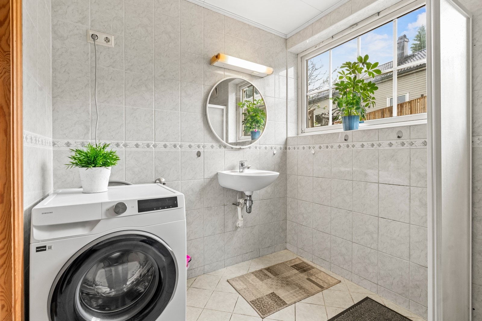 Badet har dusjnisje, opplegg for vaskemaskin og holder en normal standard. Galleribilde