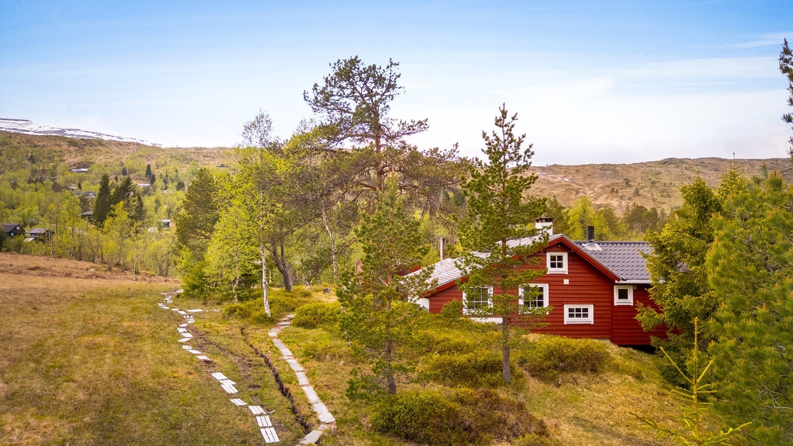 Enkel adkomst fra parkeringsplassen via en hellelagt sti. Eiendommen har bruksrett til to parkeringsplasser, kun 50 meter fra hytta. Galleribilde
