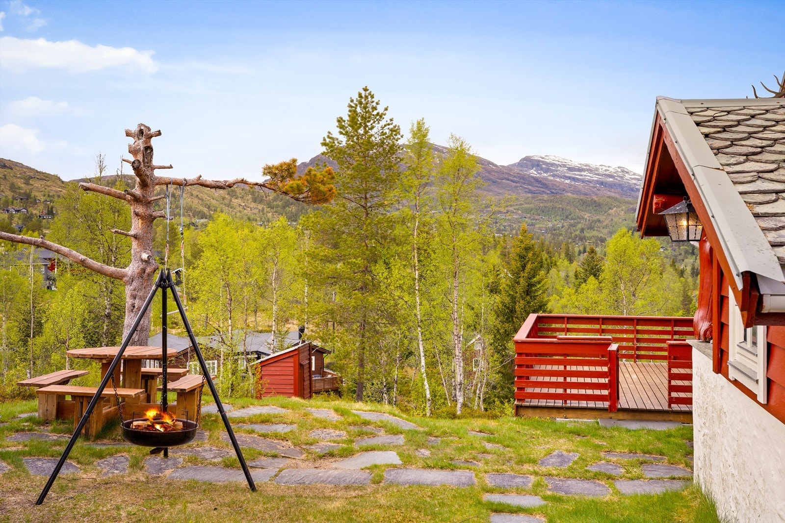 Stor, sørvendt terrasse og en herlig, skjermet beliggenhet sentralt på Kvamskogen. Sol fra tidlig morgen til sen kveld.
Didrik Høeg Galleribilde