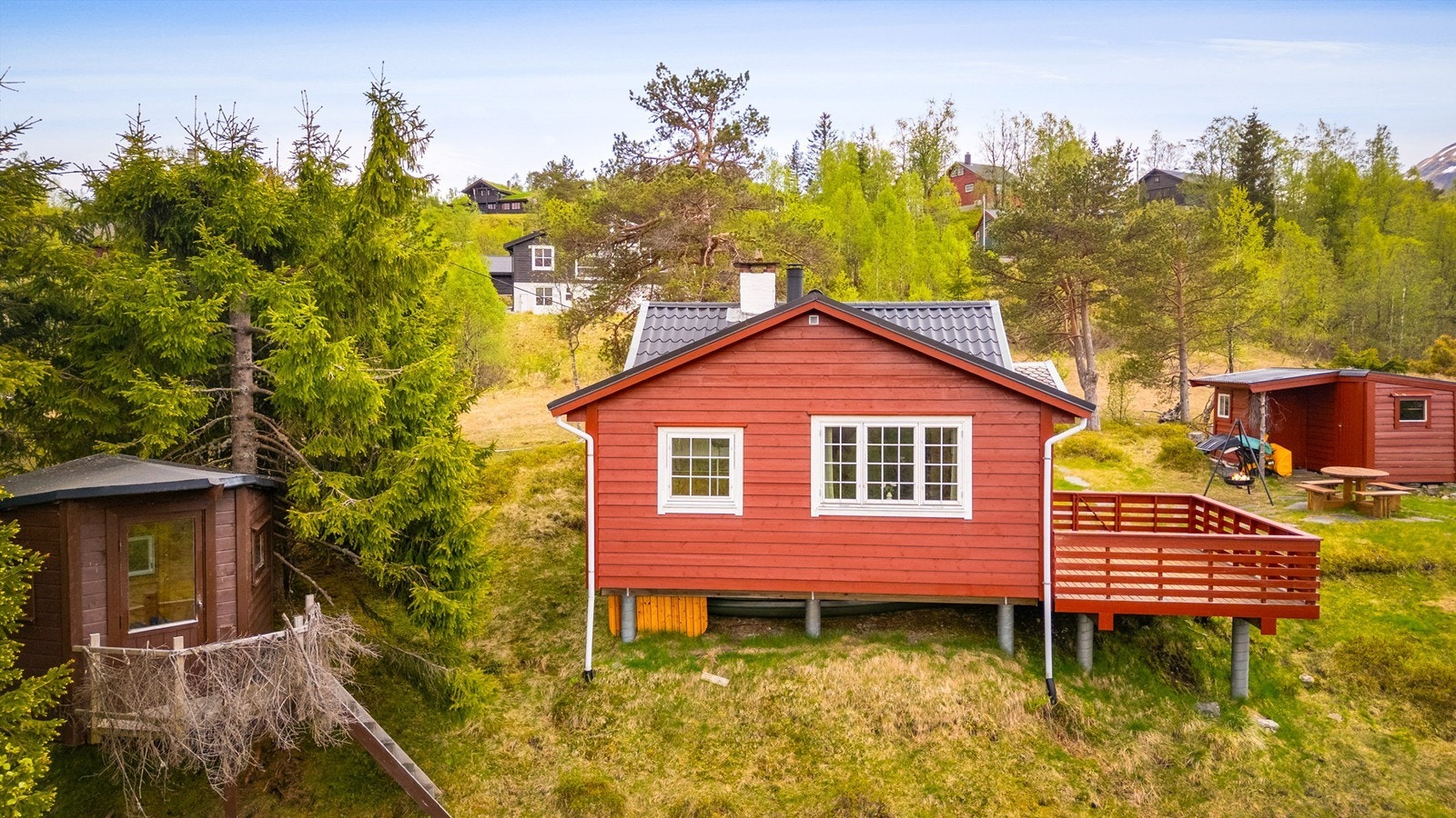 Hytta ligger veldig usjenert og skjermet til, omkranset av natur. Galleribilde