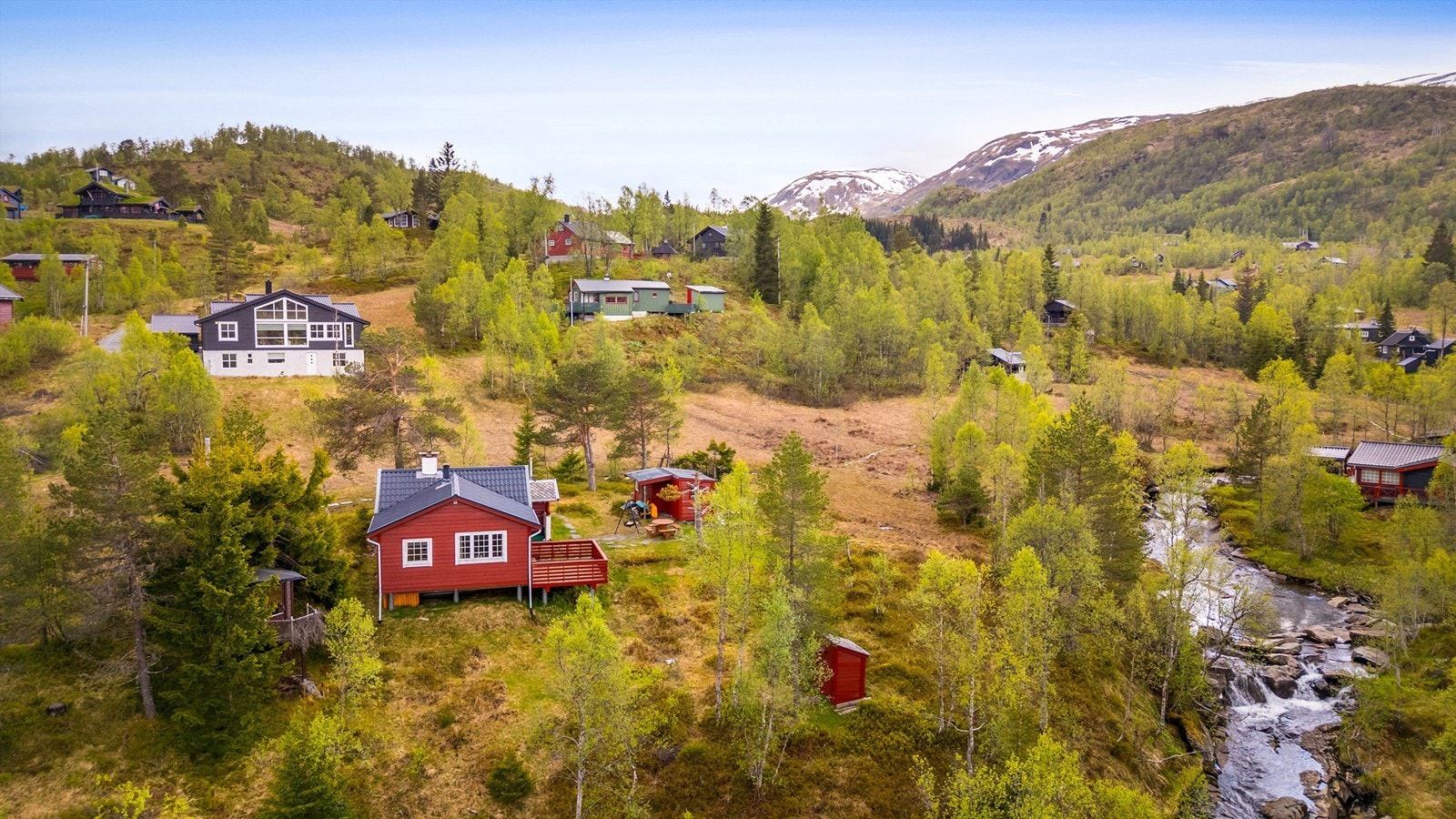 Ifølge selger er det en fin badeplass i elven som renner gjennom området. Galleribilde