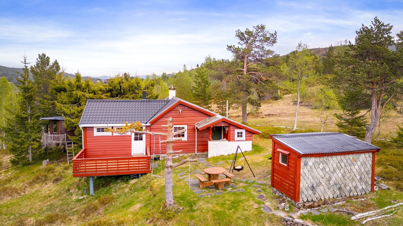 Legg merke til den koselige trehytten til venstre i bildet - Denne blir fort barnas favoritt! Galleribilde