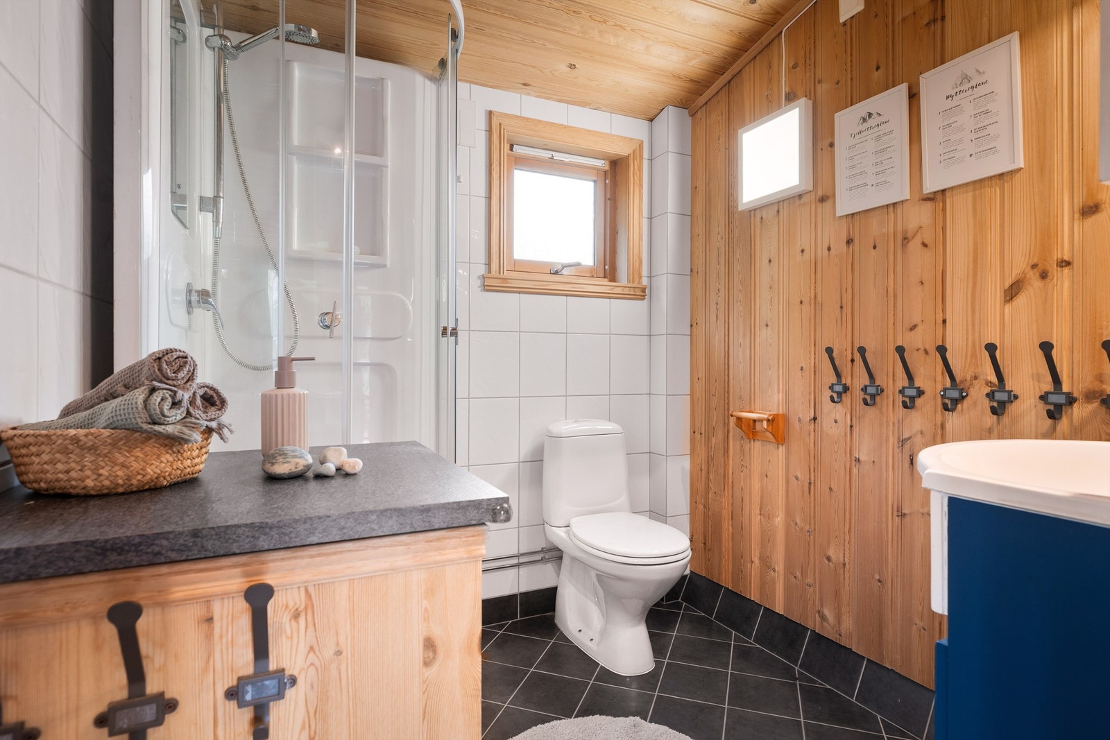 Badet ble etablert i 2002 og har flislagt gulv med varmekabler, dusjkabinett og toalett. Galleribilde
