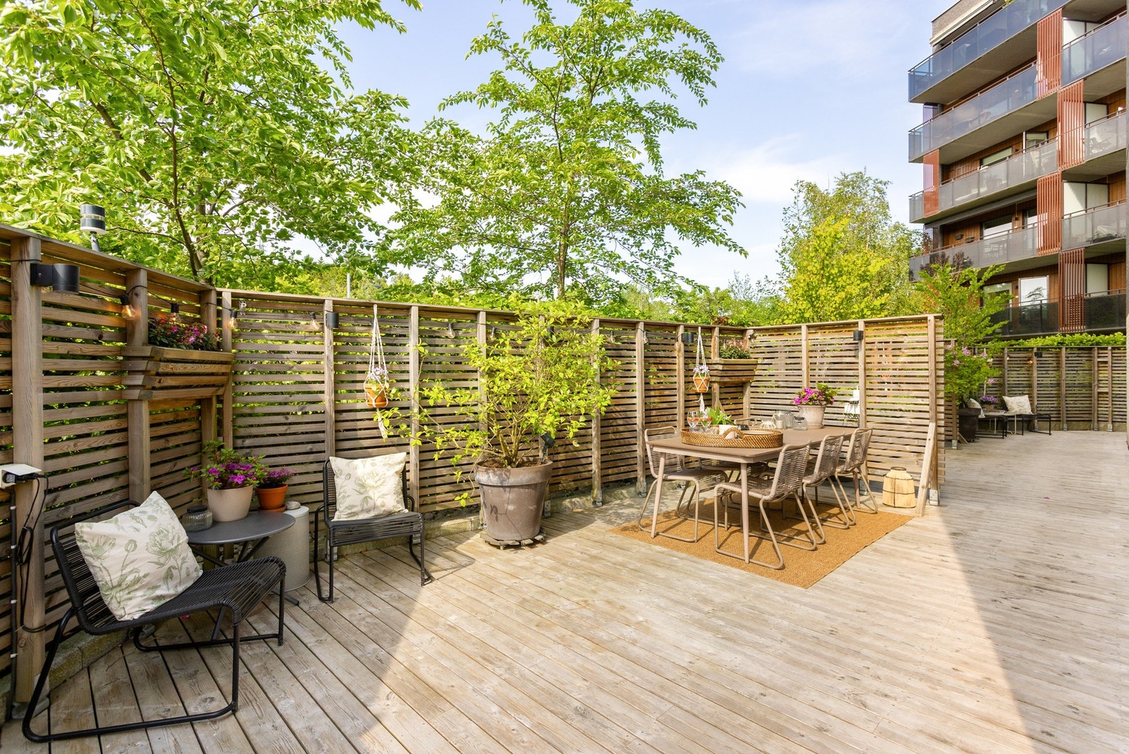 Terrassen har sol hele dagen på ulike steder. Solen kommer på østsiden om morgenen og er der frem til ca 12:00 før den beveger seg mot andre siden av terrassen. På denne siden begynner solen å komme ca. 12:30. Hjørnet nord/vest har sol fra ca. 14:30. Sole Galleribilde