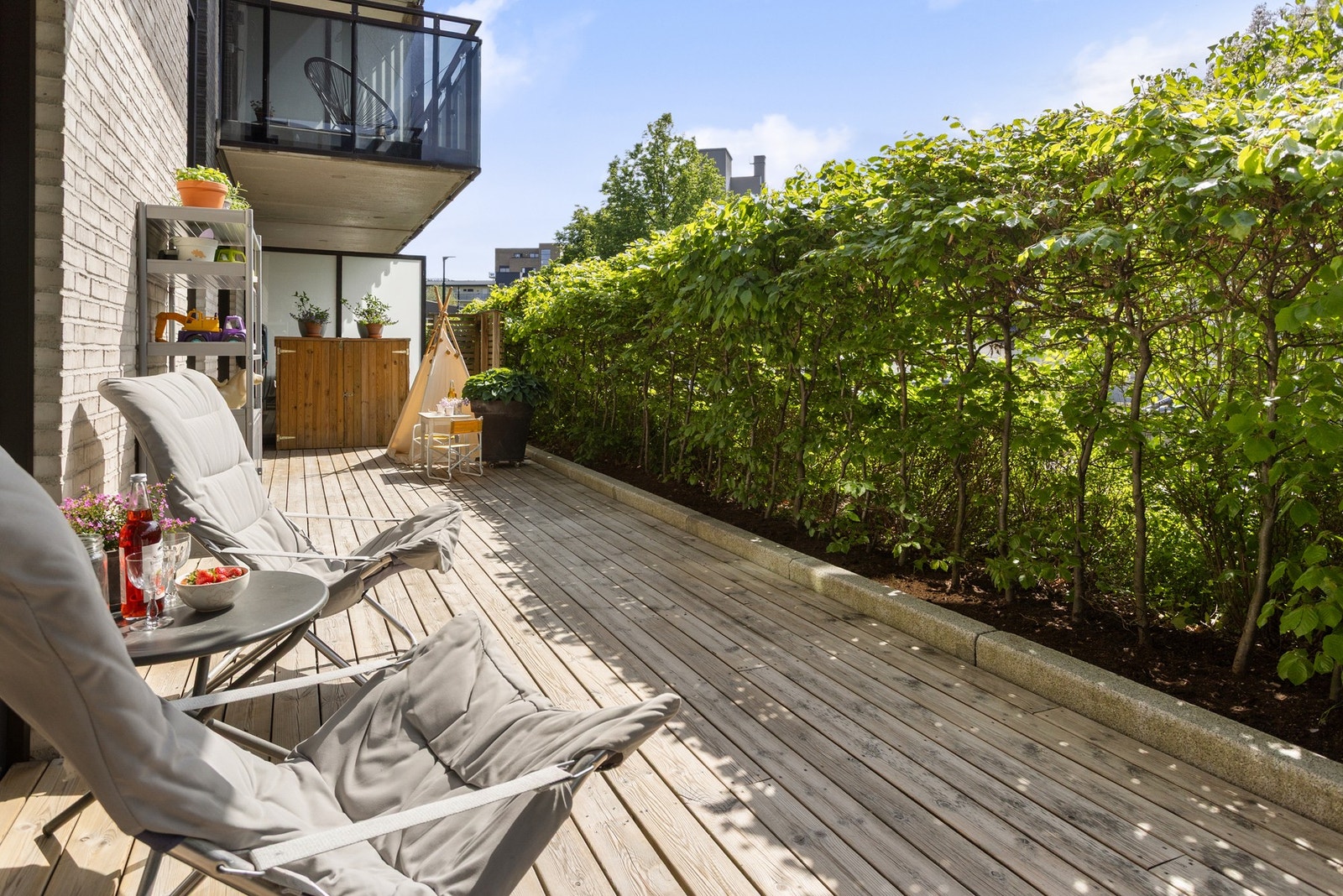 Det er montert lys, utekran med både varmt og kaldt vann med slangetrommel fra Gardena samt stikkontakter. Liten ekstra utebod på terrassen medfølger. Galleribilde