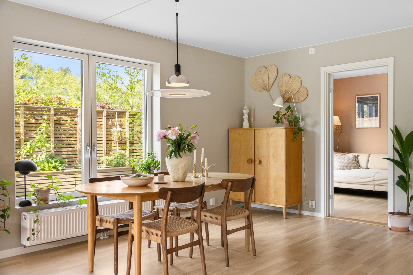 Inviter til hyggelige sammenkomster og gode middager. Galleribilde
