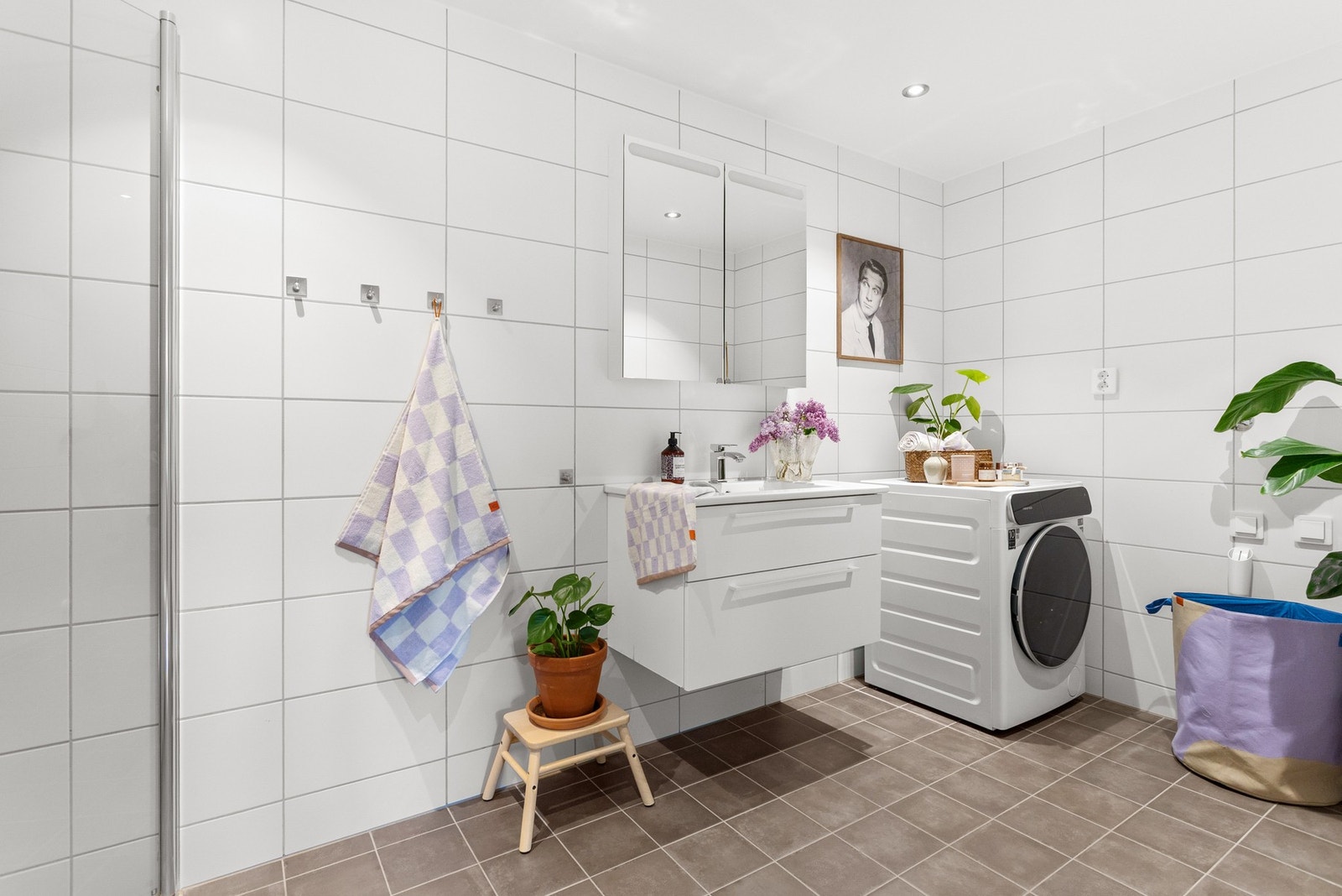 Boligen har to baderom som begge har adkomst fra entréen. Det største baderommet er lyst flislagt med varme i gulv og downlights i himling. Galleribilde