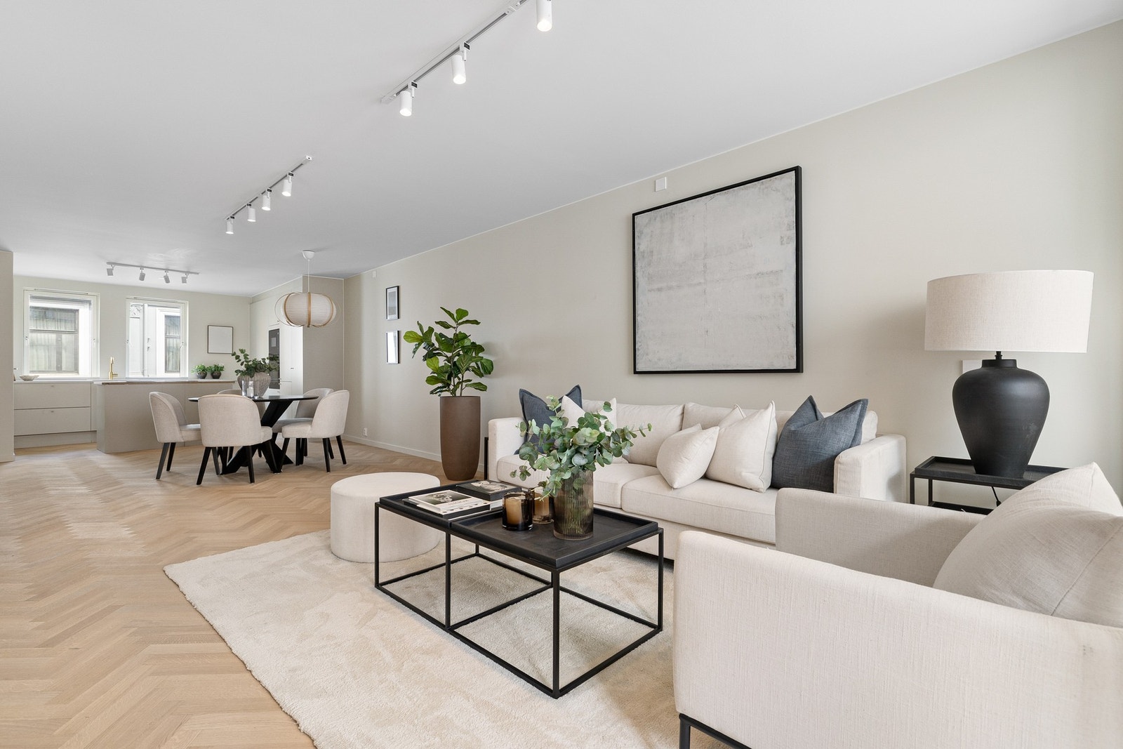 Stort oppholdsrom med plass til mange gjester. Galleribilde