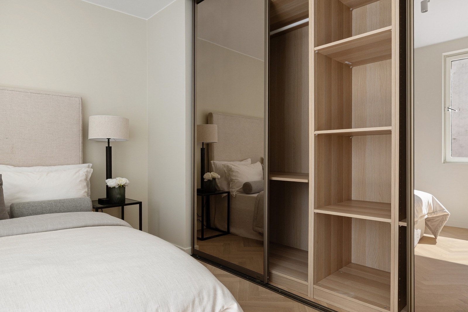 Lekker skyvedørsgarderobe med speil med bronze-glass. Galleribilde