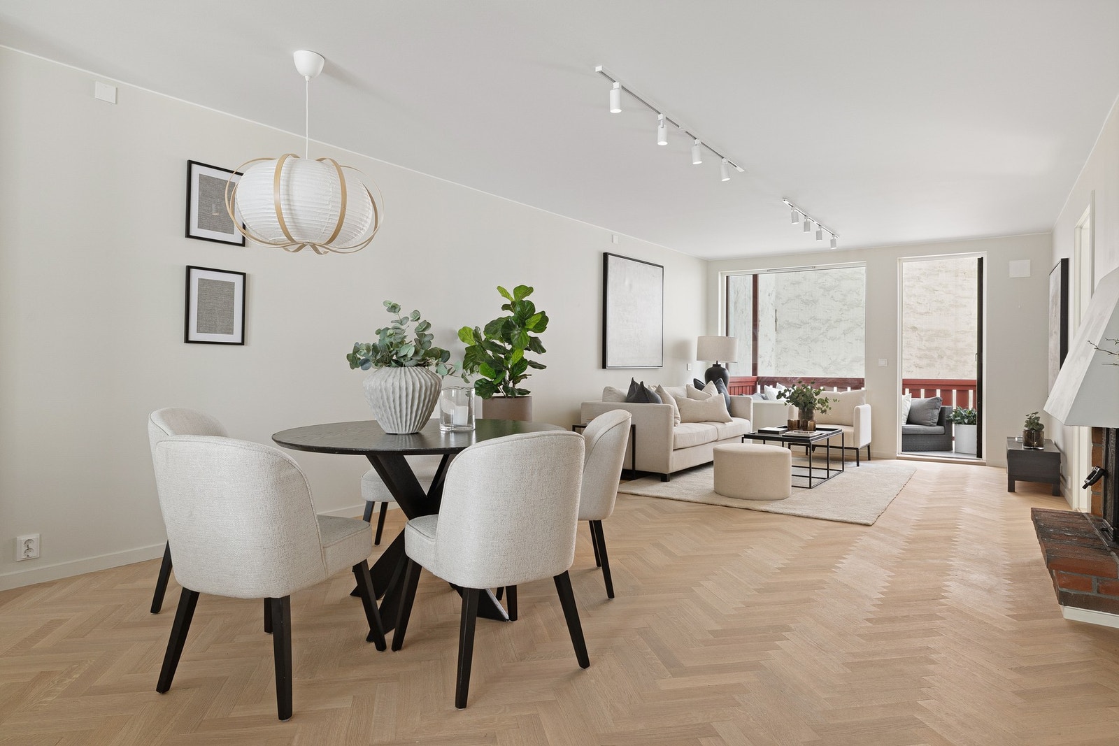 Gode og naturlige soneinndelinger. Plass til stort spisebord med mange gjester. Galleribilde